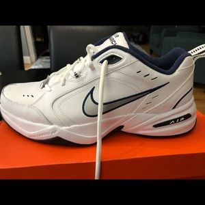 Men’s like new Nike Monarch sneakers